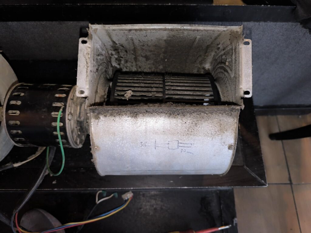 Wnętrze zabrudzonego klimatyzatora przed czyszczeniem