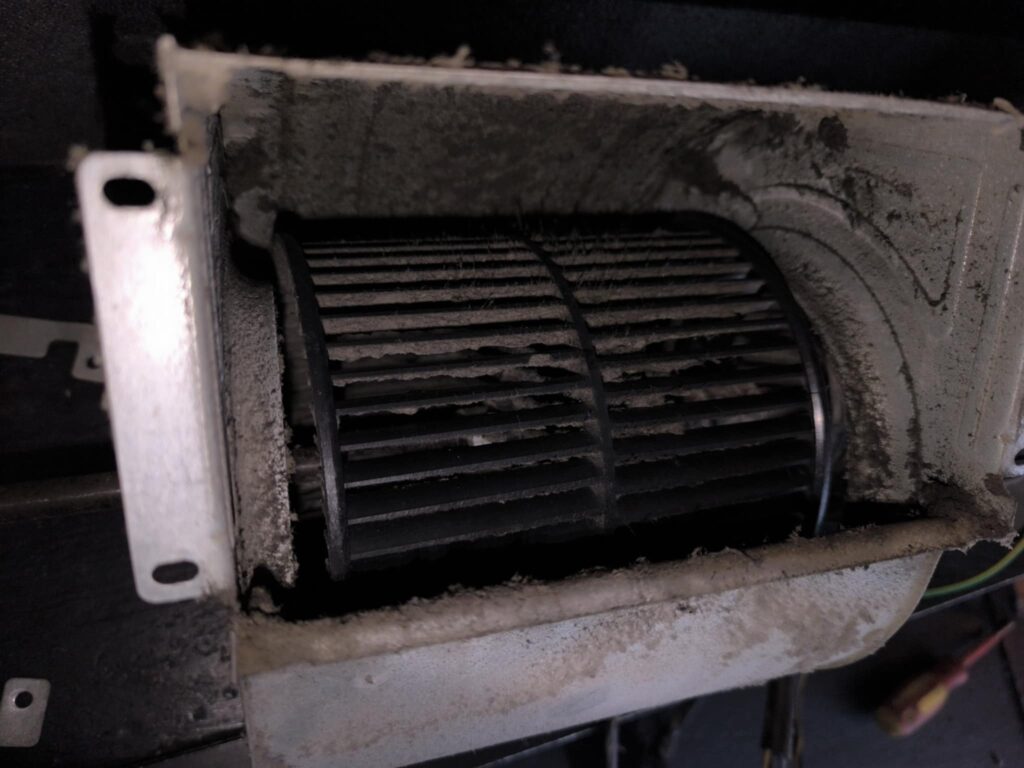 Złożony i wyczyszczony klimatyzator kanałowy