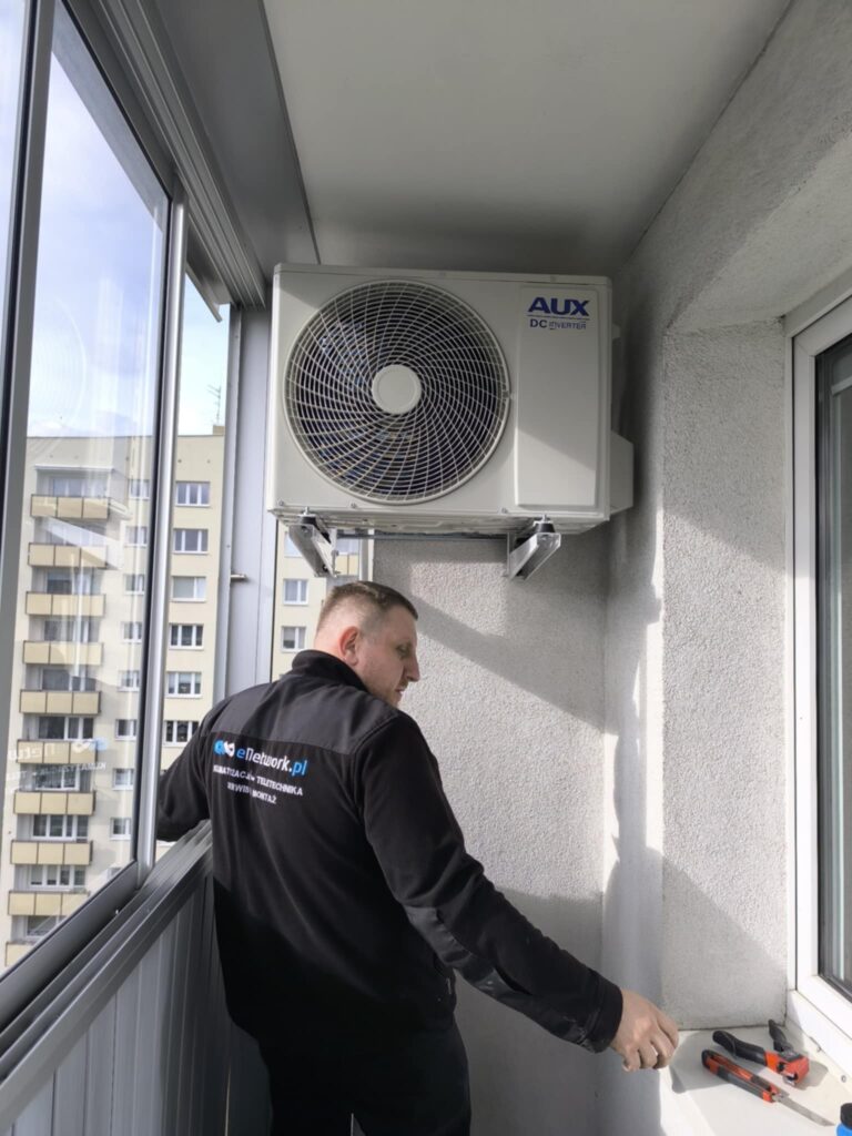 Agregat zewnętrzny klimatyzacji zamontowany na balkonie