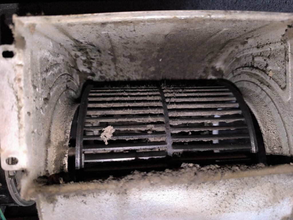 Demontaż obudowy klimatyzatora kanałowego