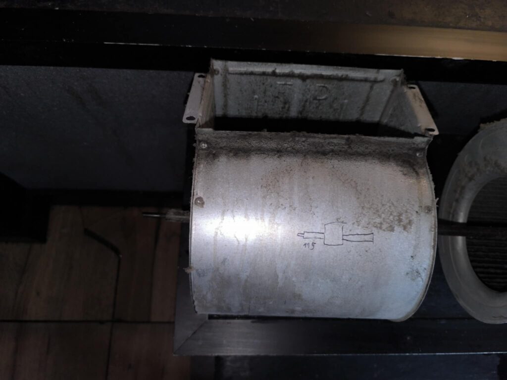 Elementy turbiny wentylatora w trakcie serwisu